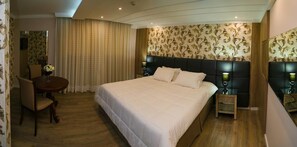 Romanttinen sviitti | Minibaari, työpöytä, ilmainen Wi-Fi, vuodevaatteet