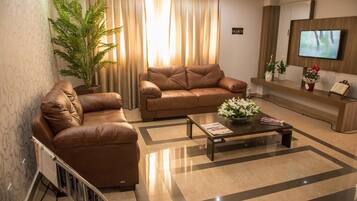 Área de estar no saguão