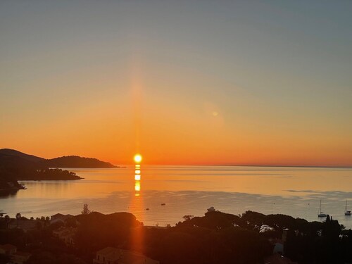 ST CLAIR LAVANDOU. Superb sea-view terrace. 300m fine sand beach. WiFi. Parking