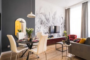 Apartamento urbano | Sala de estar | TV de tela plana 32 polegadas com canais a cabo, TV
