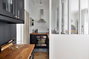 Réfrigérateur, four à micro-ondes, un four, lave-vaisselle
