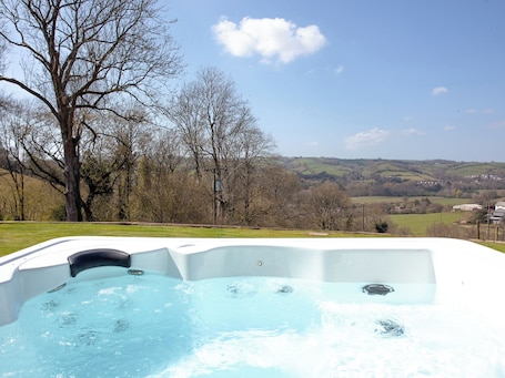 Outdoor spa tub. 3 bedroom accommodation in Butterleigh, near Tiverton