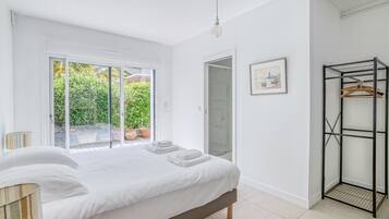 6 bedrooms, iron/ironing board, free WiFi, bed sheets