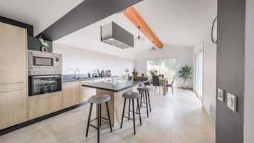 Een koelkast, een microgolfoven, een oven, een vaatwasser