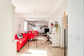 Fernseher, Bücher, Stereoanlage