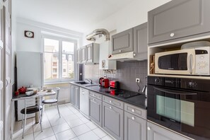 Fridge, microwave, oven, dishwasher - Le Hauturier - appartement de standing avec vue mer (Saint-Malo)