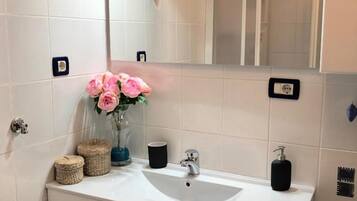 Monolocale, 1 letto matrimoniale | Bagno | Doccia, asciugacapelli