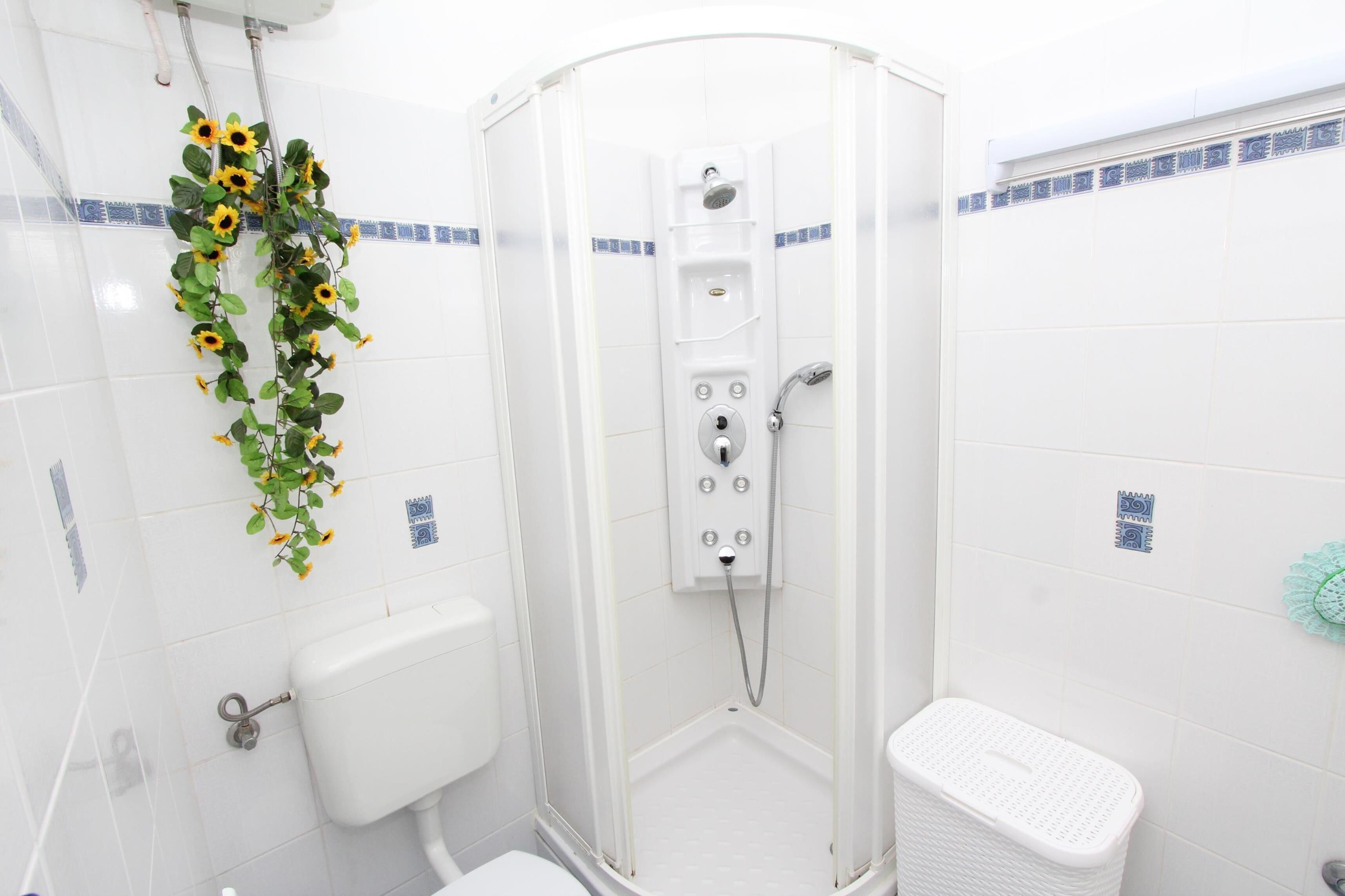 Studio, 1 Double Bed | Bathroom | Shower, hair dryer