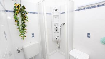 Monolocale, 1 letto matrimoniale | Bagno | Doccia, asciugacapelli