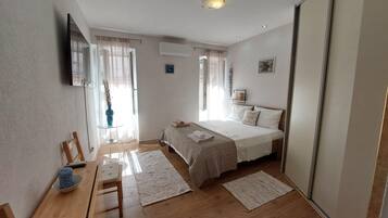 Monolocale, 1 letto matrimoniale | Area soggiorno | TV a schermo piatto 80 cm con canali satellitari