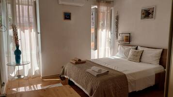 Monolocale, 1 letto matrimoniale | Area soggiorno | TV a schermo piatto 80 cm con canali satellitari