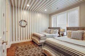 4 bedrooms, iron/ironing board, WiFi, bed sheets