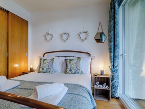 4 عدّة غرف نوم وواي فاي مجانًا وملاءات أسرّة