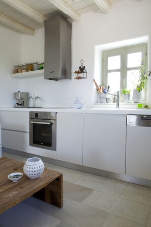 Kühlschrank, Ofen, Geschirrspüler, Wasserkocher mit Kaffee-/Teezubehör