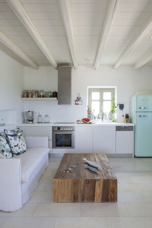 Kühlschrank, Ofen, Geschirrspüler, Wasserkocher mit Kaffee-/Teezubehör