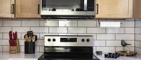 Réfrigérateur, four à micro-ondes, un four, surface de cuisson