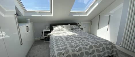 3 soverom, skrivebord, strykejern/-brett og wi-fi (inkludert)