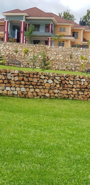 Garden - Fort Heights Homestay (Fort Portal)
