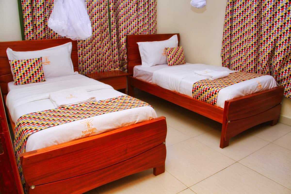 Chambre luxueuse avec lits jumeaux | Bureau, espace de travail pour ordinateurs portables
