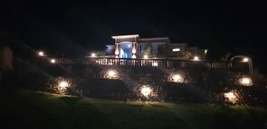Façana frontal de l'allotjament (vespre/nit)