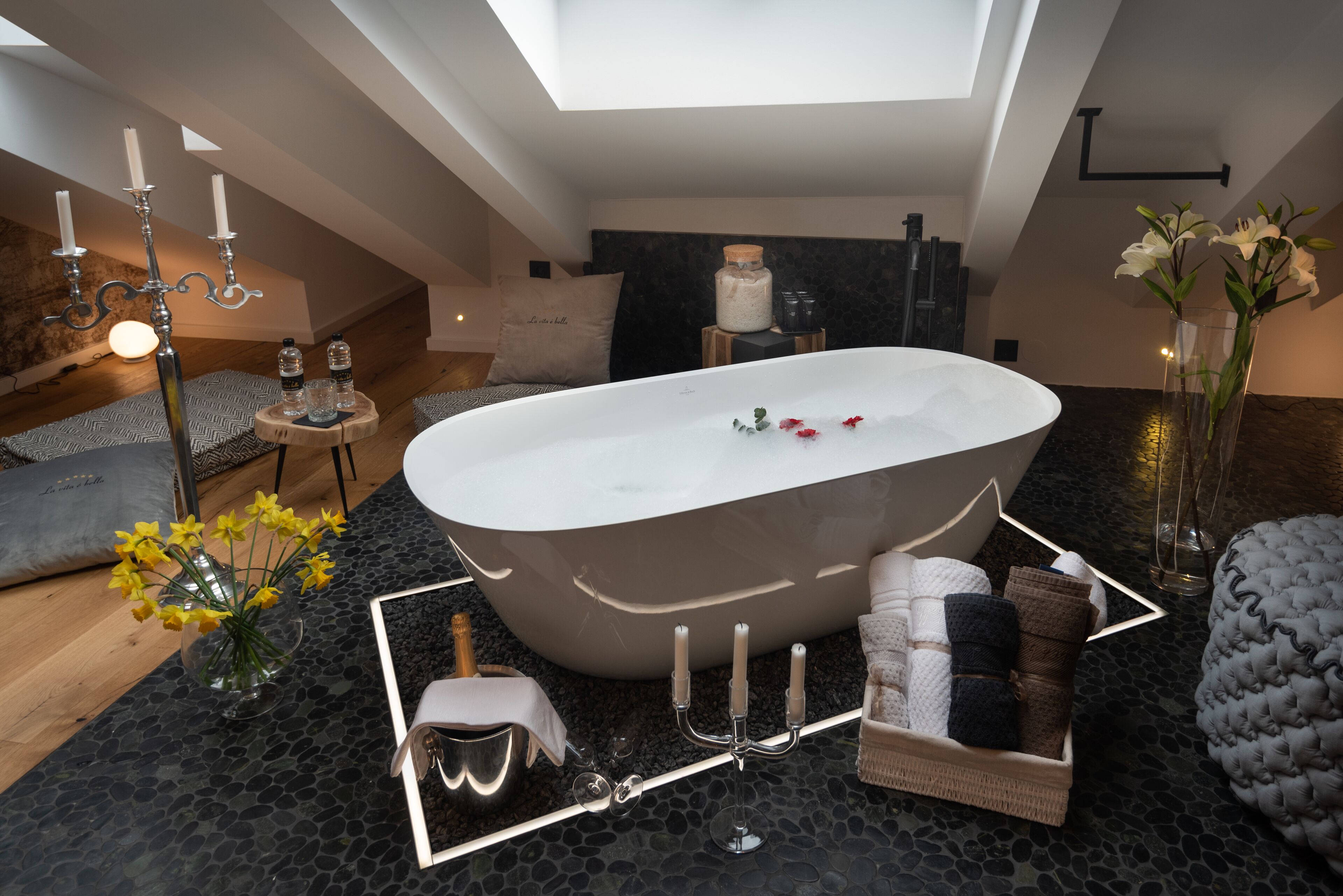 Romantic Double Room, 1 King Bed, Bathtub (on the 4th floor) | Extra diep bad