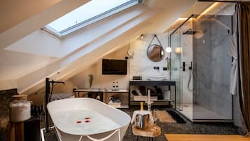 Romantic Double Room, 1 King Bed, Bathtub (on the 4th floor) | 浴室 | 名牌洗护用品、吹风机、浴袍、拖鞋