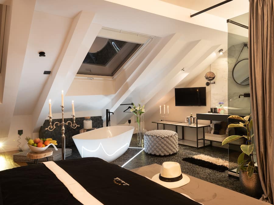 Romantic Double Room, 1 King Bed, Bathtub (on the 4th floor) | Roupas de cama premium