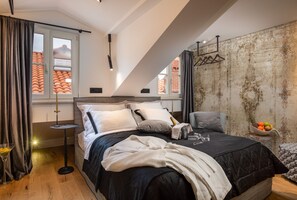 Deluxe Double Room (on the 4th floor) | เครื่องนอนระดับพรีเมียม, เตียงเมมโมรีโฟม, ตู้นิรภัยในห้องพัก