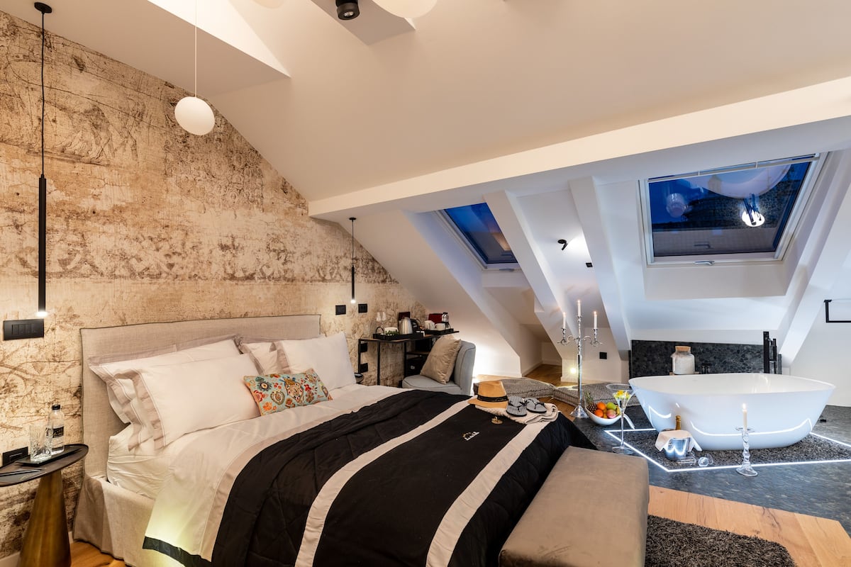 Romantic Double Room, 1 King Bed, Bathtub (on the 4th floor) | Premium bedding, memory foam beds, in-room safe, individually decorated