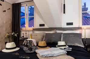 Deluxe Double Room (on the 4th floor) | เครื่องนอนระดับพรีเมียม, เตียงเมมโมรีโฟม, ตู้นิรภัยในห้องพัก