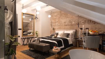 Romantic Double Room, 1 King Bed, Bathtub (on the 4th floor) | Luxe beddengoed, bedden met traagschuimmatras, een kluis op de kamer