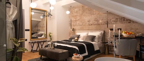 Romantic Double Room, 1 King Bed, Bathtub (on the 4th floor)
