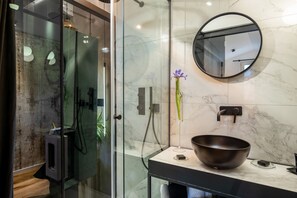 Deluxe Double Room (on the 4th floor) | Salle de bain | Articles de toilette griffés, séchoir à cheveux, peignoirs, pantoufles