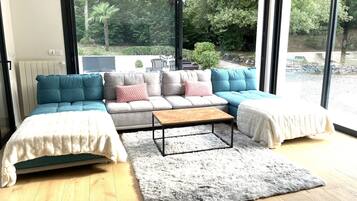 Fernseher, Kamin, Tischfußball, Tischtennisplatte