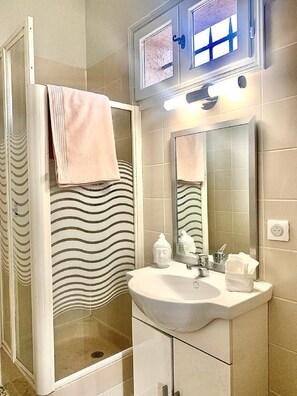 Badewanne, Haartrockner, Handtücher, Seife