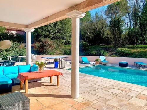 Agréable, Villa contemporaine , ensoleillée au calme dans un écrin de verdure