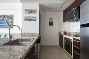 Jääkaappi, mikroaaltouuni, uuni, liesi