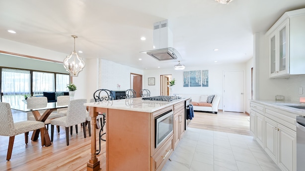 A spacious kitchen with a central island, wooden flooring, and white cabinetry. - Modern Home Near The Battery Truist Park & Marietta Square Steam Shower Sleeps 8 (Marietta)