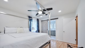 A bedroom with a bed, ceiling fan, and wooden flooring. - Modern Home Near The Battery Truist Park & Marietta Square Steam Shower Sleeps 8 (Marietta)