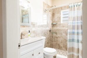 Dusche, Haartrockner, Handtücher, Seife