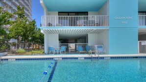 Un hôtel doté d’une piscine, d’un balcon avec des chaises et dont le numéro de bâtiment est le 5513.