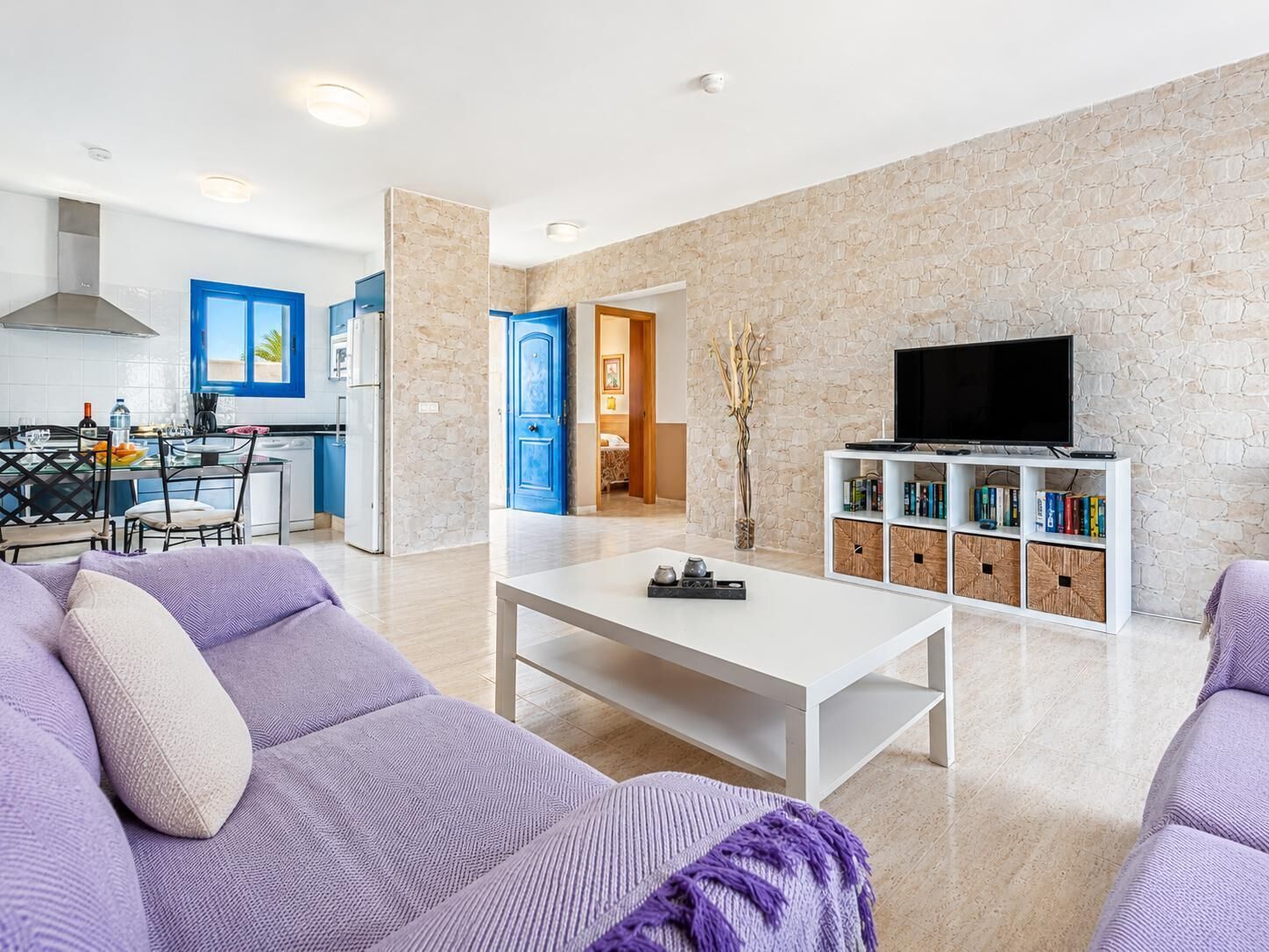 Een moderne woonkamer met een bank, salontafel en tv-meubel.