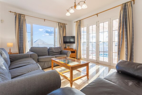 Televisio, pöytätennispöytä, kirjoja