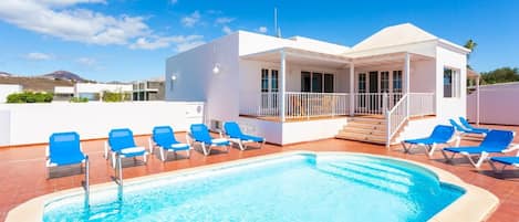 Piscine chauffée, chaises longues