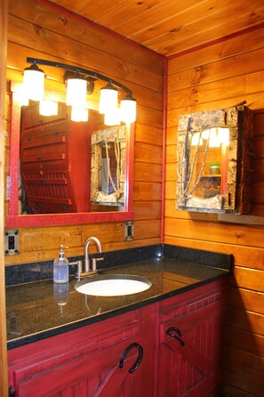 Een bad/douchecombinatie, een haardroger, handdoeken, zeep