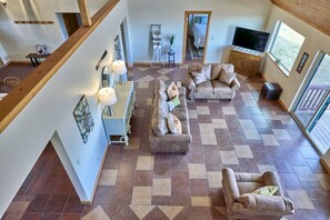 Smart TV, books - Spacious Farm House with Stunning Mountain Views (Joseph)