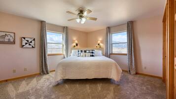 4 bedrooms, iron/ironing board, free WiFi, bed sheets