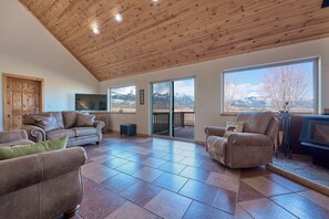 Smart TV, books - Spacious Farm House with Stunning Mountain Views (Joseph)