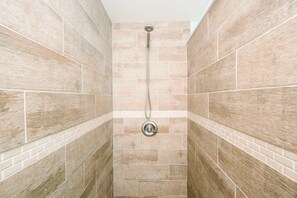 Badekar, hårtørrer, håndklæder