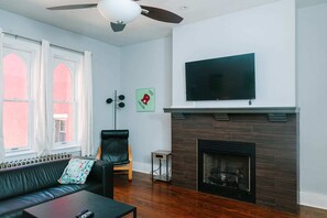 TV, offices - MONOPOLY - Prime-Location - Walkable - Sleeps 6 (Pittsburgh)